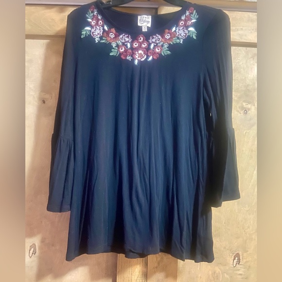 Floral embroidery with bell sleeves blouse - Picture 1 of 4